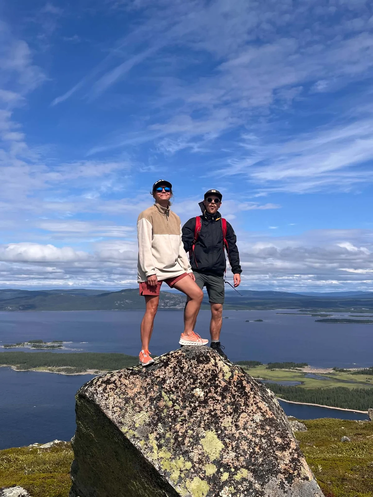 Emma och Adam tillsammans på en fjälltopp